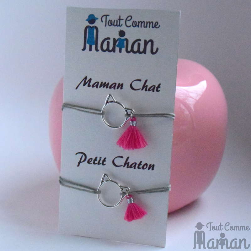 https://toutcommemaman.com/wp-content/uploads/2023/07/bijou-mere-fille-bracelet-maman-et-fille-accessoire-maman-bebe-personnalise-pompon-rose-idee-cadeau-maman-mignon-original-1.jpg