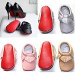 Chaussure bébé à franges de différentes couleurs