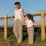 Pantalon fluide fleuri mère fille avec top gaze de coton