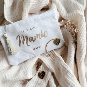 Pochette gaze de coton et bijoux acier inoxydable "Mamie je t'aime"